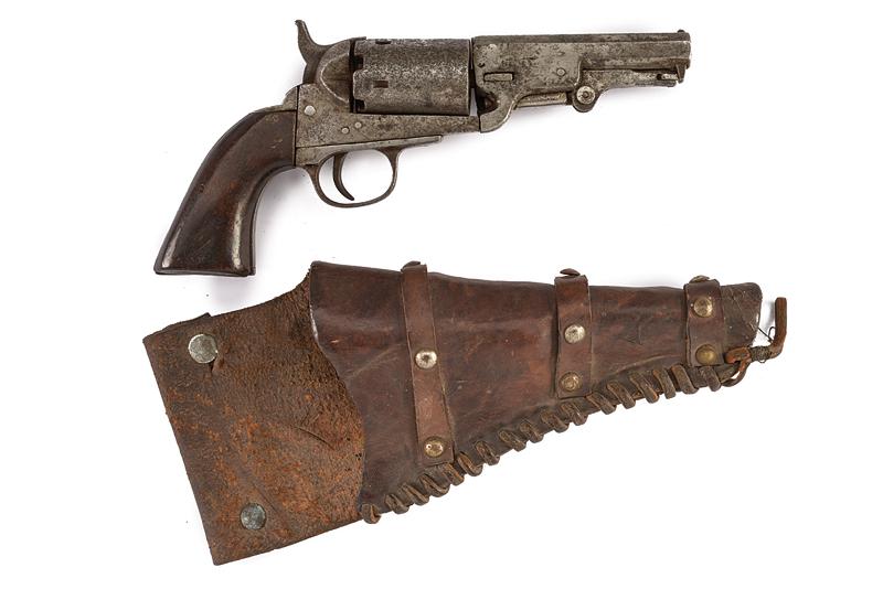 Revolver a luminello tipo Colt in fondina