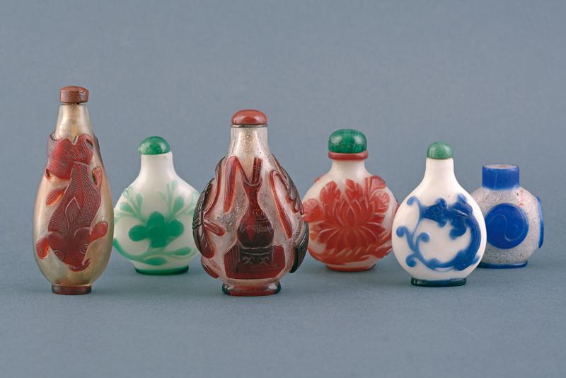 SEI SNUFF BOTTLE IN VETRO INTAGLIATO