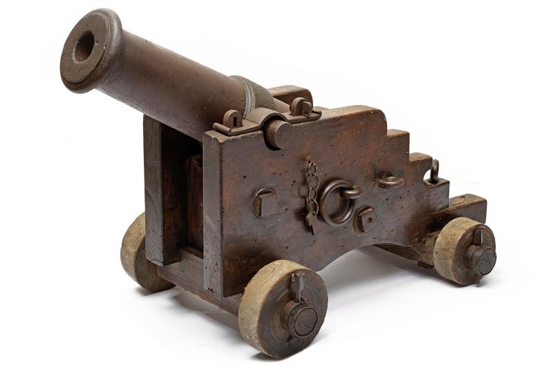 Piccolo cannone in ferro su affusto mobile