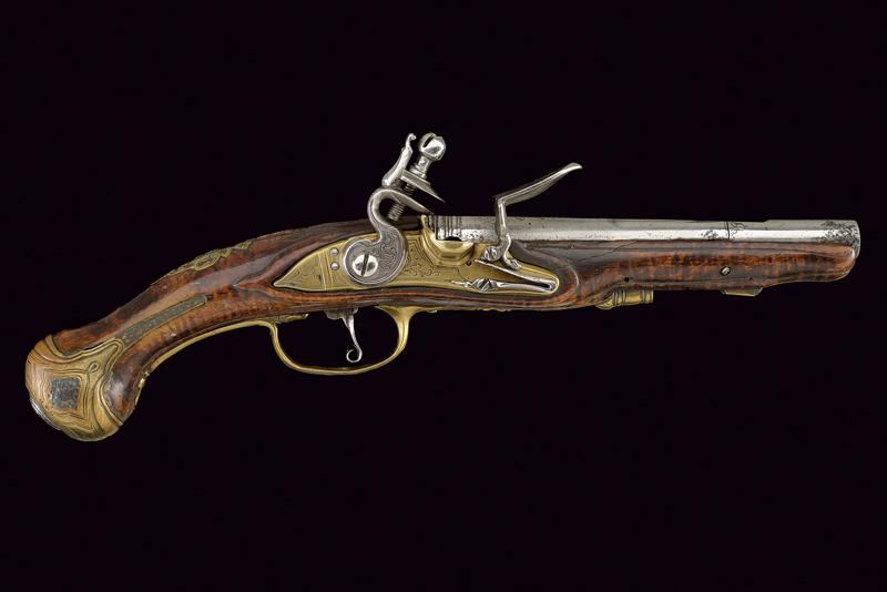 Elegante accendiesca a pietra focaia, lavorato a effigiare una pistola