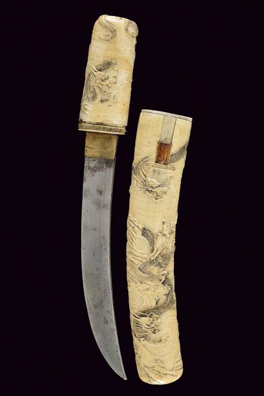 Elegante tanto decorato ad intaglio