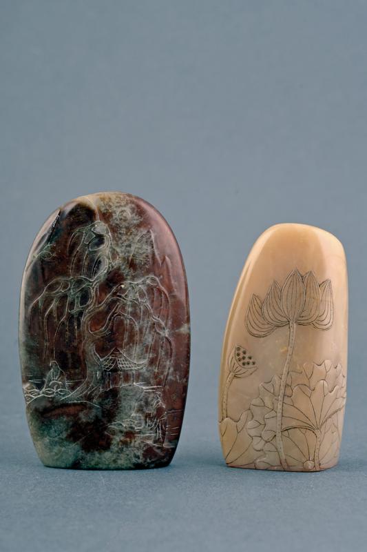 UN SIGILLO E UN FERMACARTE IN SOAPSTONE