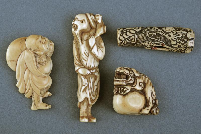 QUATTRO NETSUKE IN AVORIO