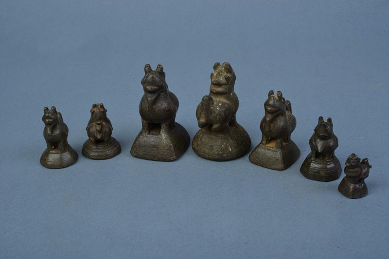 Collezione di sette pesi da oppio