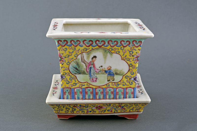 JARDINIERE CON BASE IN PORCELLANA FAMIGLIA ROSA