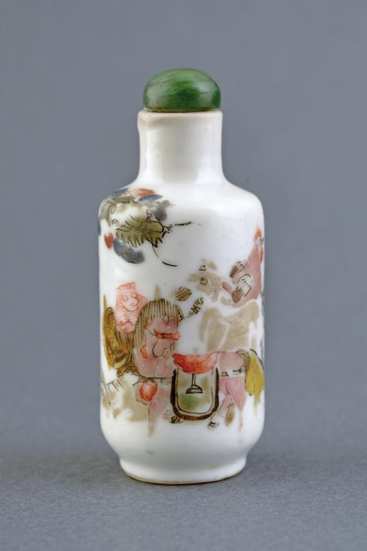 RARA SNUFF BOTTLE IN PORCELLANA DI FORMA ROULEAU MARCATA E DEL PERIODO DAOGUANG