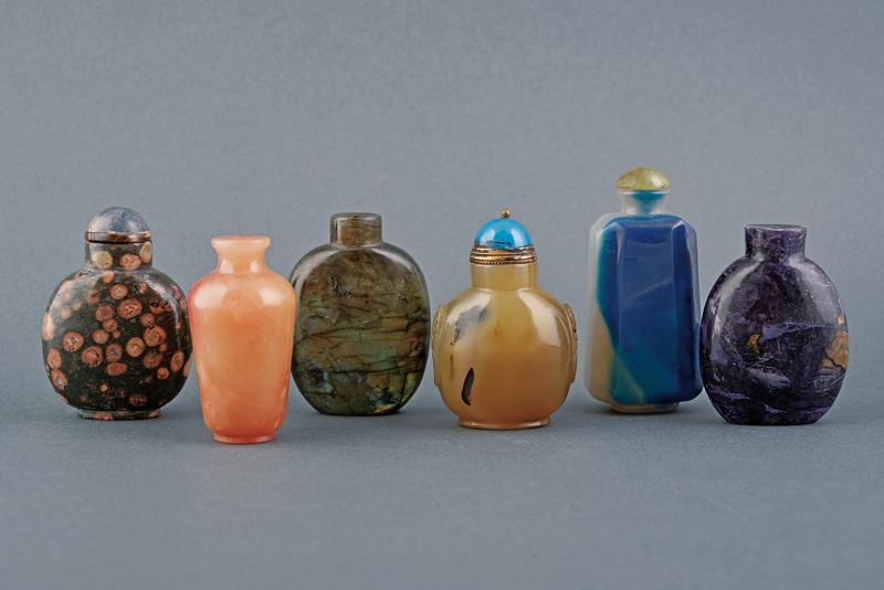 SEI SNUFF BOTTLES IN HARDSTONE