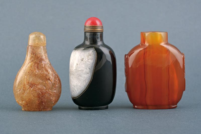 TRE SNUFF BOTTLE IN HARDSTONE