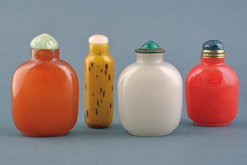 QUATTRO SNUFF BOTTLES IN PEKIN GLASS