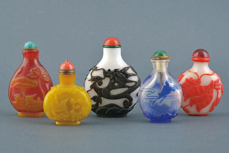 CINQUE SNUFF BOTTLES IN VETRO OVERLAY 