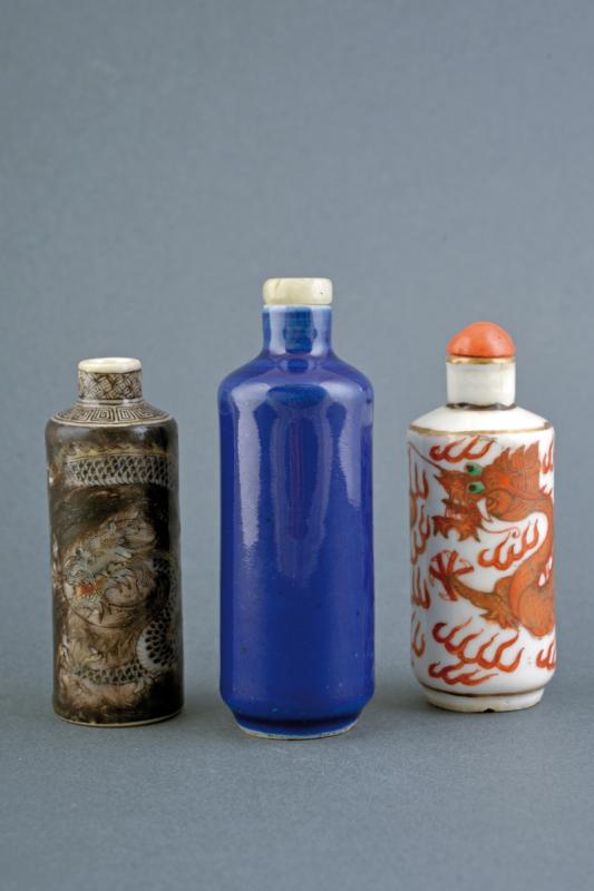 TRE SNUFF BOTTLES IN PORCELLANA