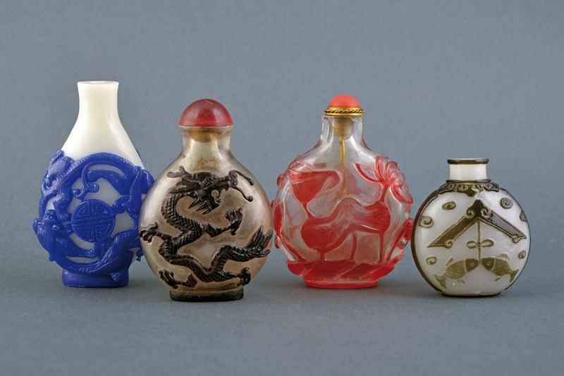 QUATTRO SNUFF BOTTLES IN VETRO OVERLAY