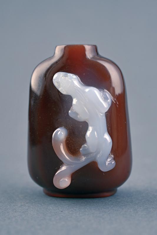 BELLA SNUFF BOTTLE IN AGATA