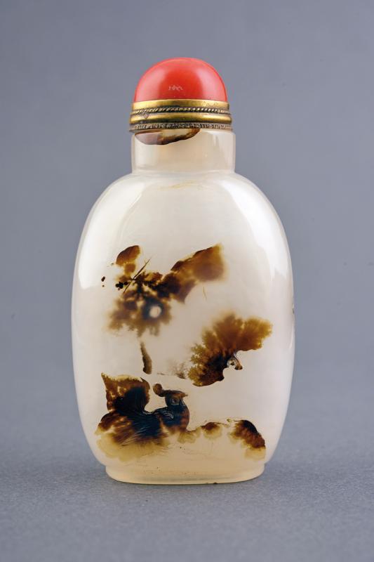 BELLA SNUFF BOTTLE IN HARDSTONE