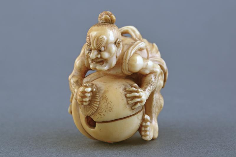 BEL NETSUKE IN AVORIO PROBABILMENTE FIRMATO TOMOMASA