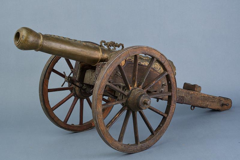 Modello di cannone con affusto antico
