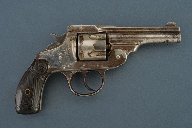 Revolver Iver Johnson a doppia azione a percussione centrale
