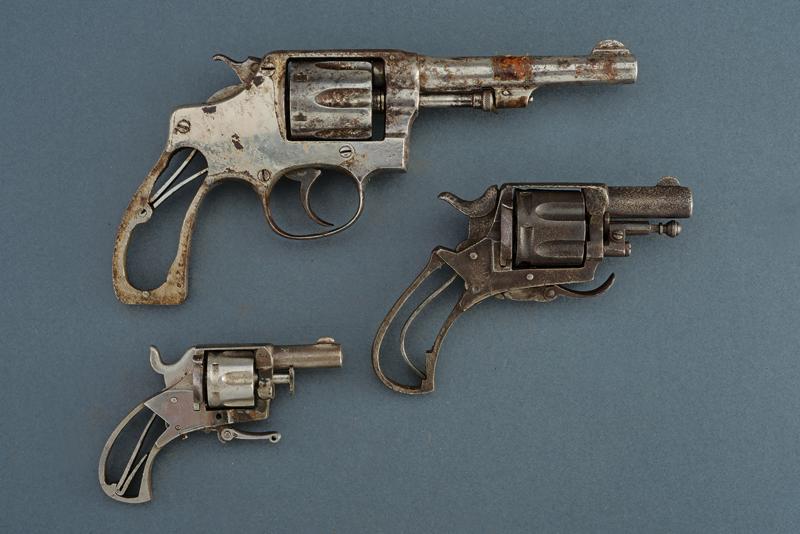 Lotto di tre revolver a percussione centrale