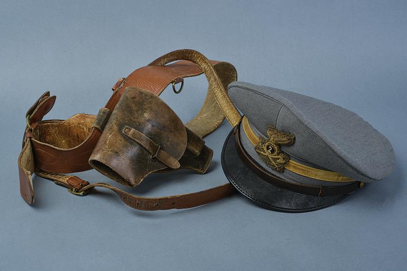 Lotto di cappello, cinturone e fondina