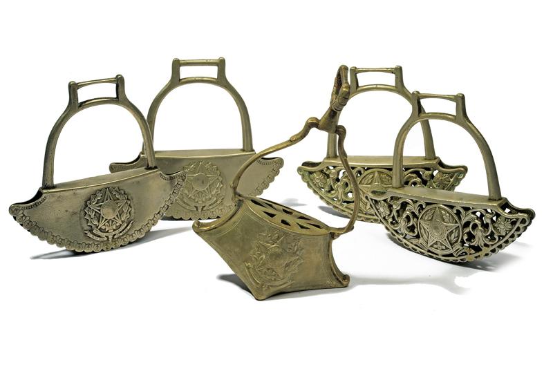 Lotto di staffe militari