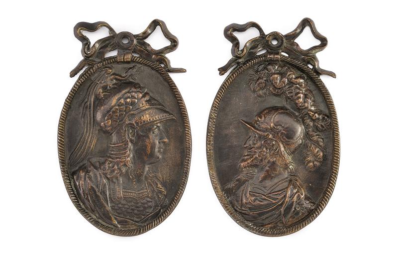 Lotto di due placchette in bronzo