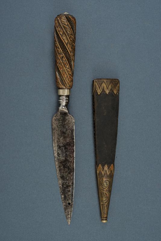 Coltello passacorda