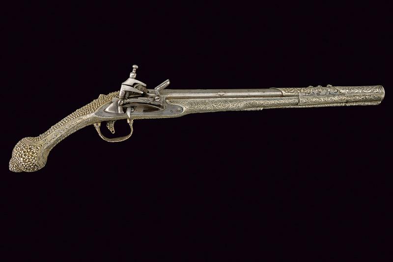 Raffinata pistola in argento a pietra focaia
