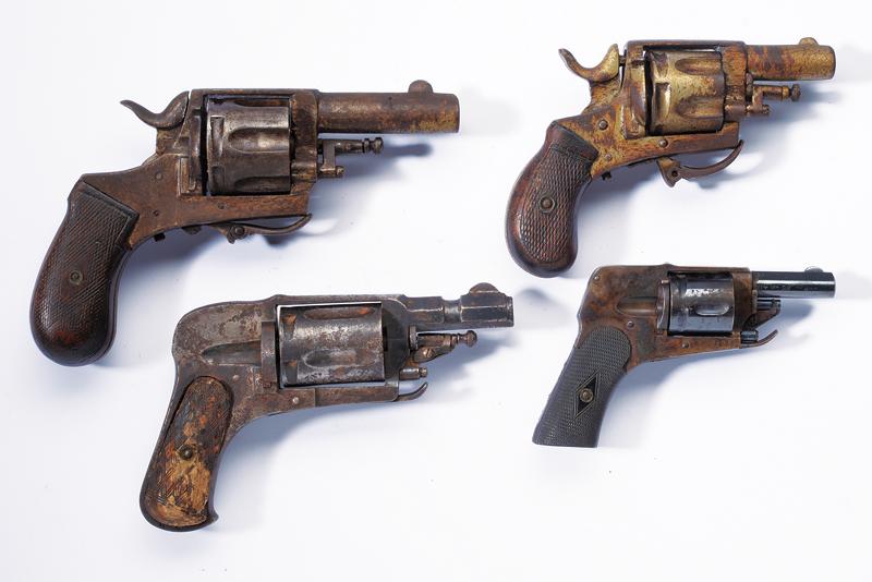 Lotto di quattro revolver a percussione centrale
