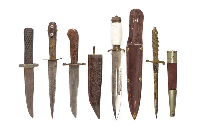 Lotto di quattro pugnali e un coltello