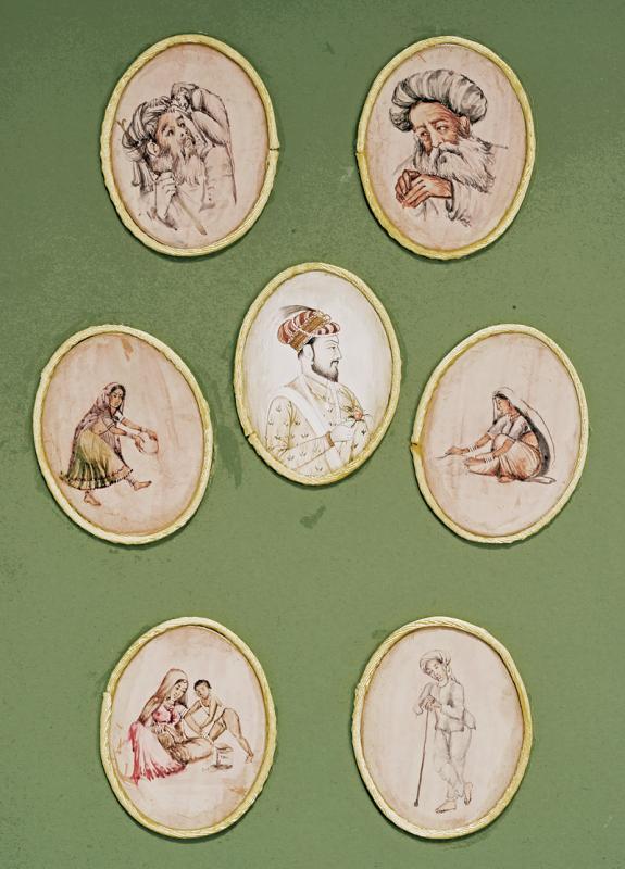 Gruppo di sette miniature