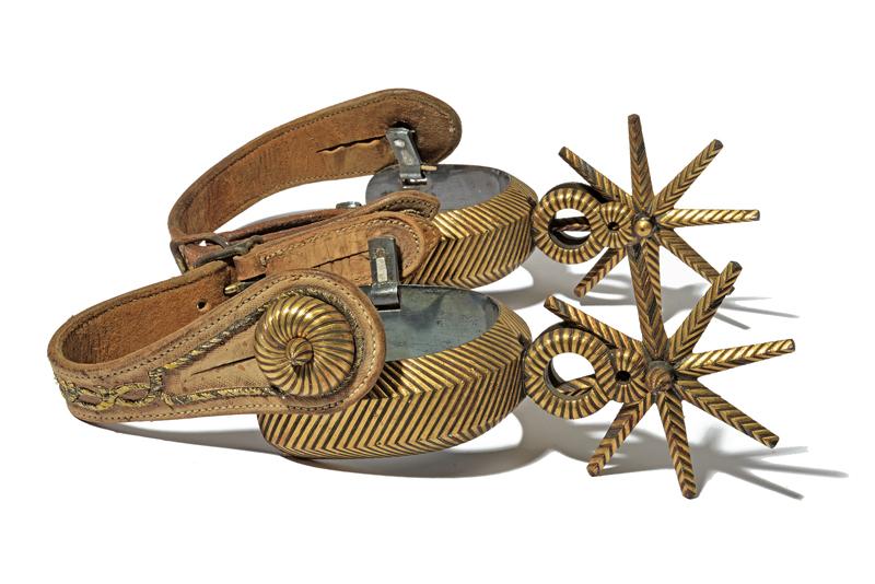 Raro e bellissimo paio di sproni con decorazioni in oro