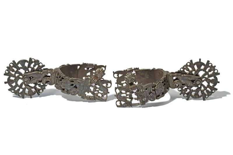 Bellissimo paio di sproni decorati in argento