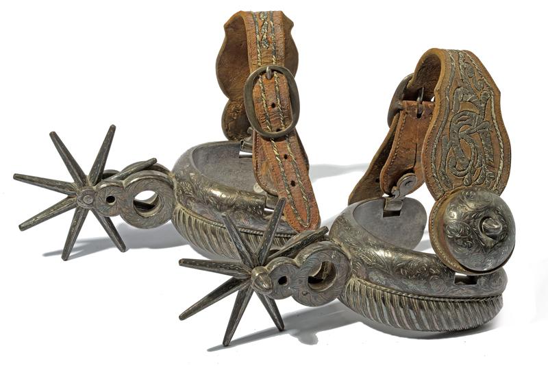Bel paio di sproni decorati in argento.