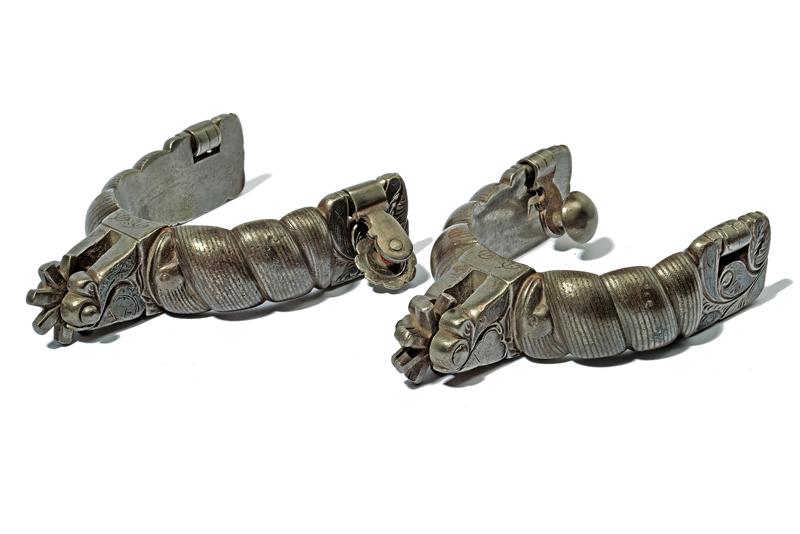 Paio di sproni decorati in argento