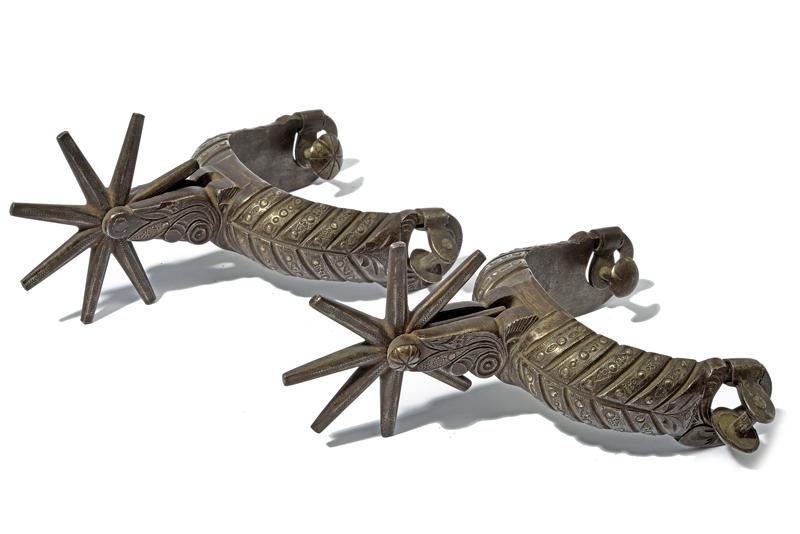 Paio di sproni decorati in argento