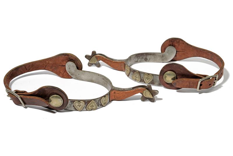 Paio di sproni decorati in argento