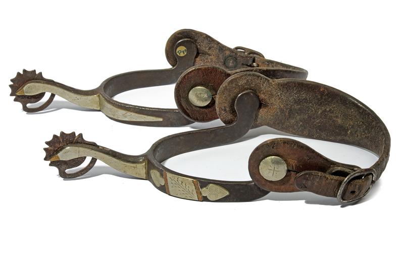 Paio di sproni decorati in argento