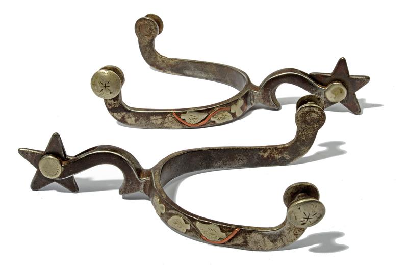 Paio di McChesney sproni decorati in argento