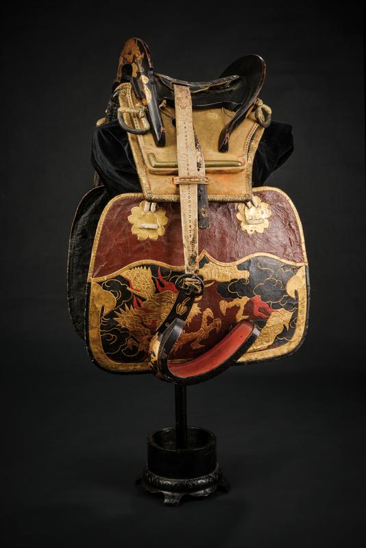 Bella e rara sella da samurai (Kura) con abumi, sottosella e padiglioni 
