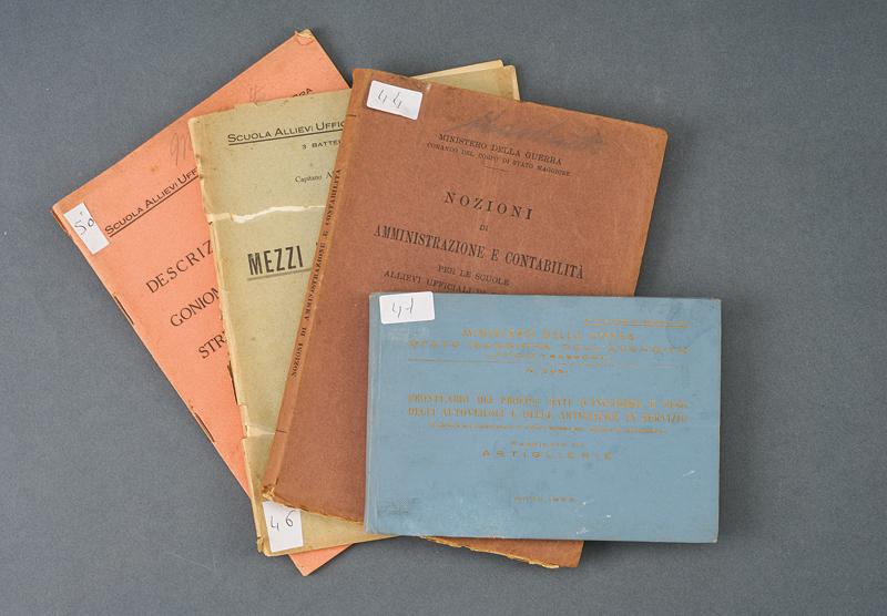 Lotto di quattro manuali militari
