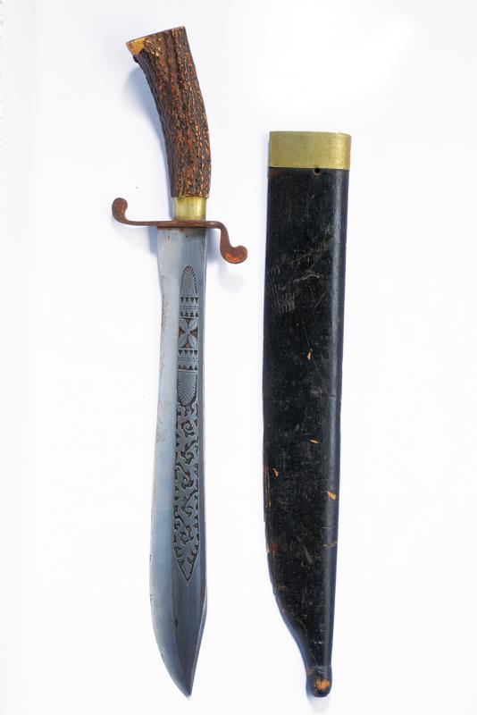 Interessante coltello da caccia di Tjikeroeh