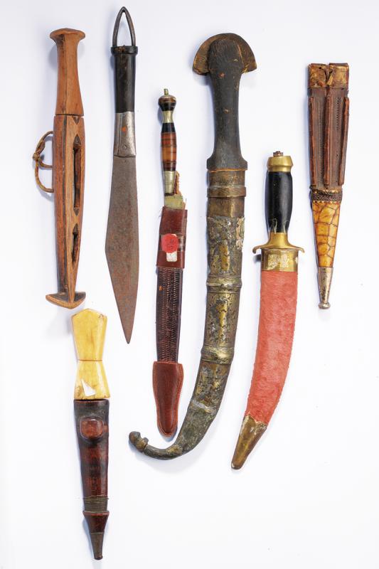 Lotto di cinque pugnali e un coltello
