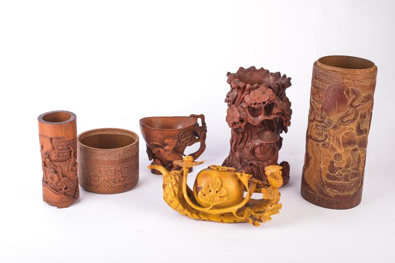 Lotto di cinque sculture in legno