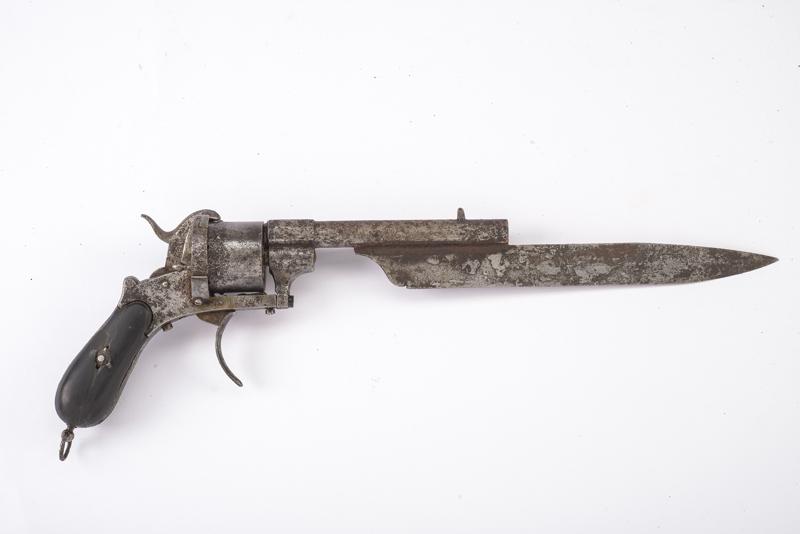 Revolver a spillo con coltello