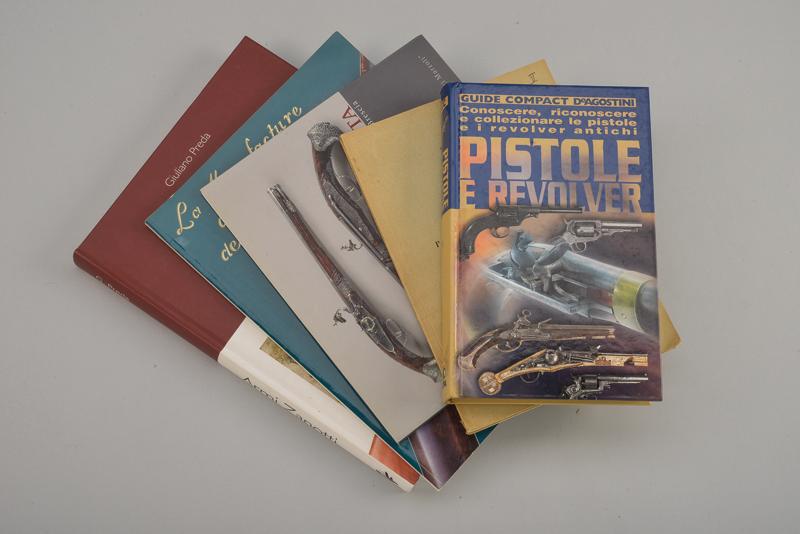 Lotto di sei libri su armi antiche
