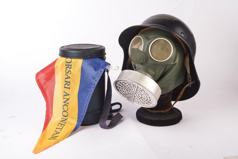 Elmetto Luftschutz con maschera antigas