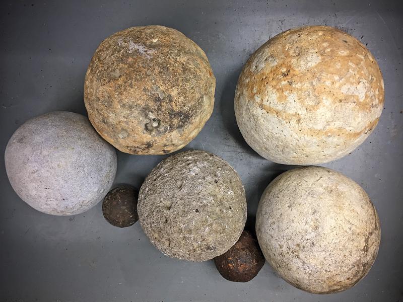 Lotto di sette palle di canone 