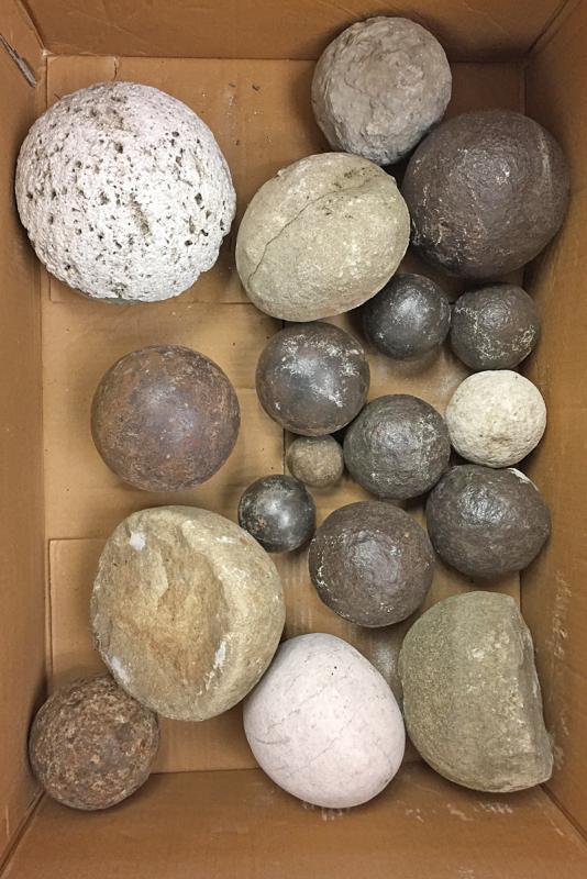 Piccola collezione di palle di cannone e da bombarda