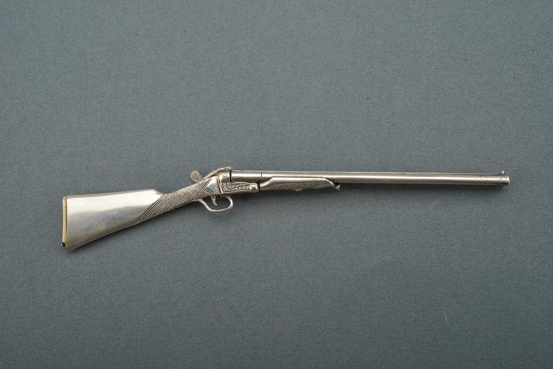 Miniatura in argento di una doppietta da caccia