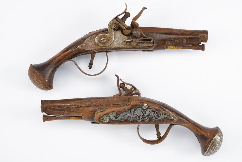 Paio di pistole decorative a pietra focaia